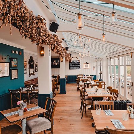 Staines-upon-Thames The Swan Hotel מראה חיצוני תמונה