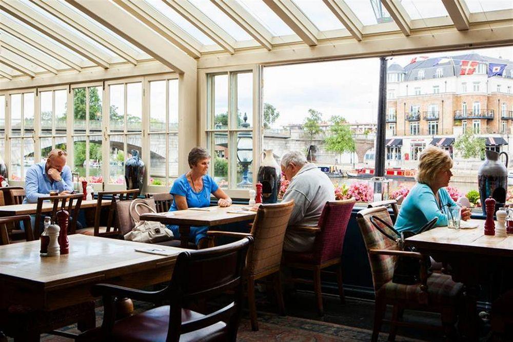 Staines-upon-Thames The Swan Hotel מראה חיצוני תמונה