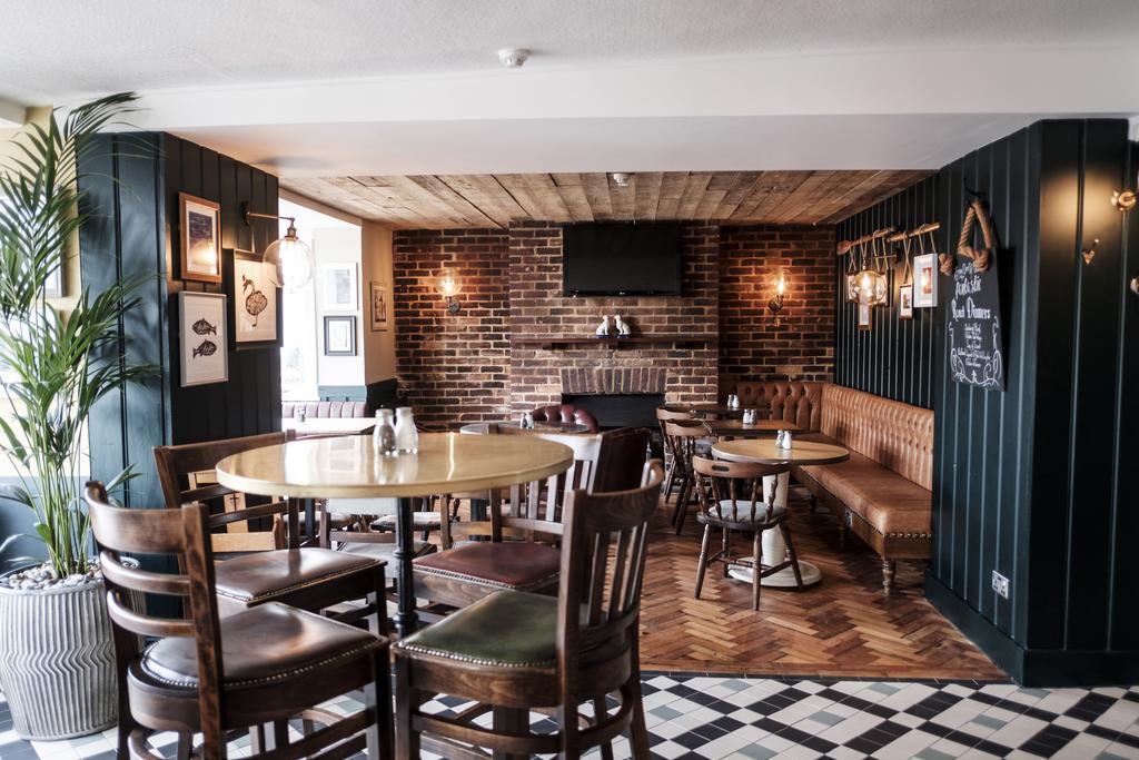 Staines-upon-Thames The Swan Hotel מראה חיצוני תמונה