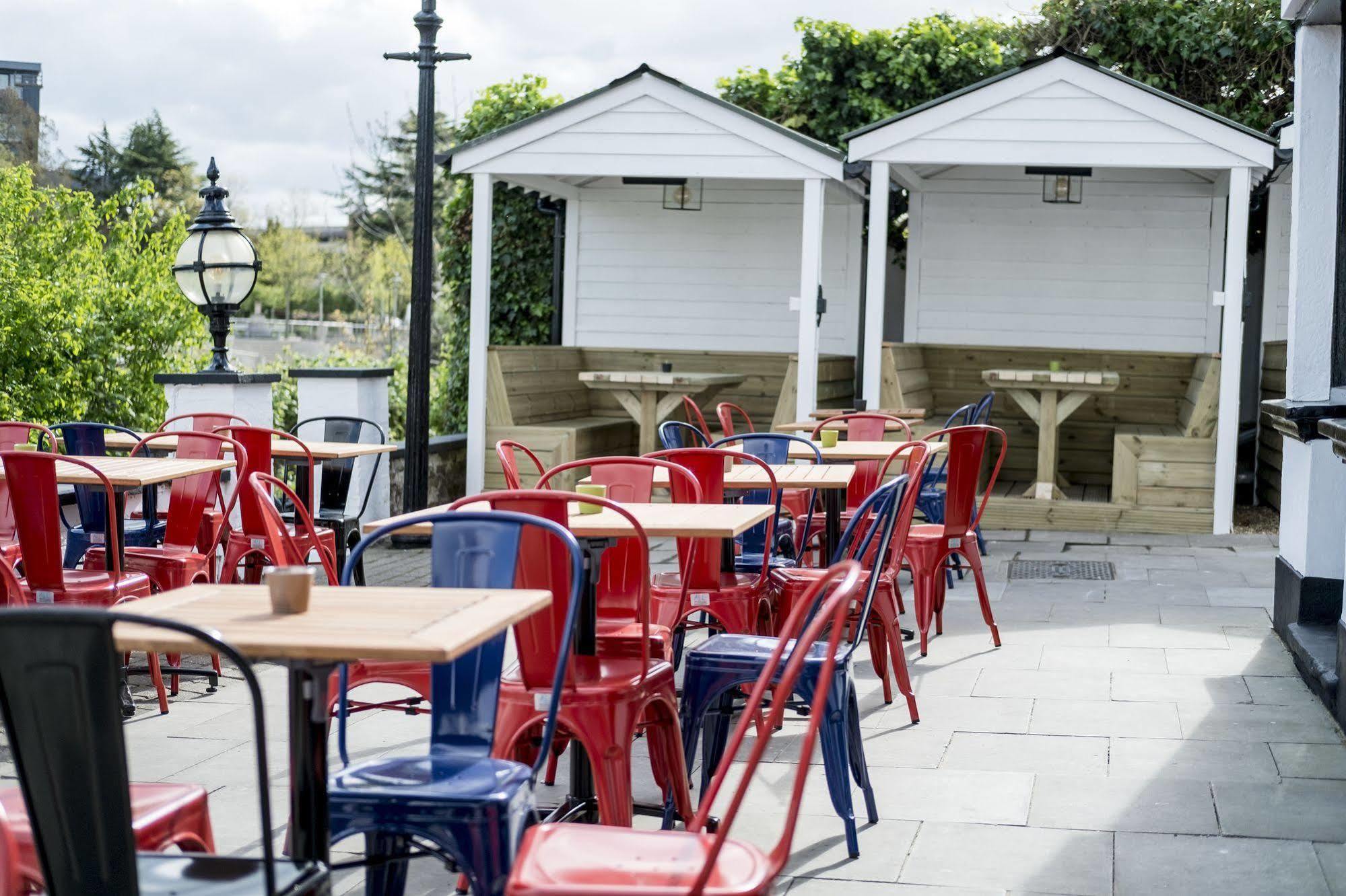 Staines-upon-Thames The Swan Hotel מראה חיצוני תמונה