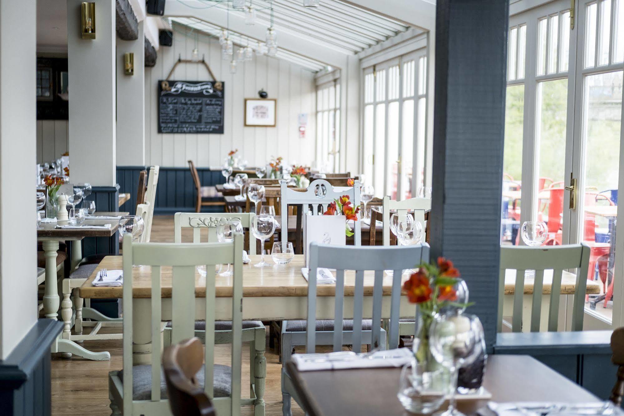 Staines-upon-Thames The Swan Hotel מראה חיצוני תמונה