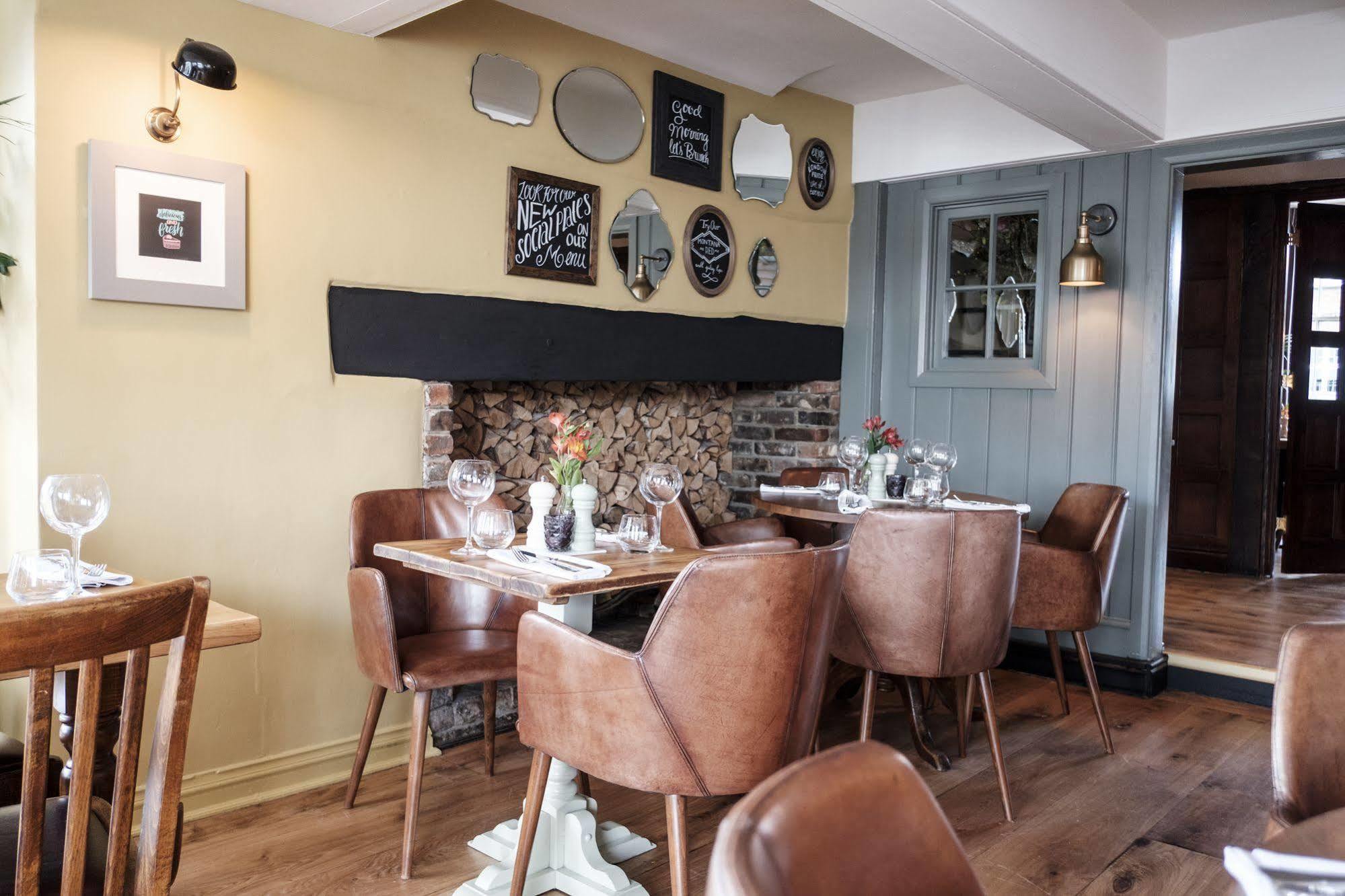Staines-upon-Thames The Swan Hotel מראה חיצוני תמונה