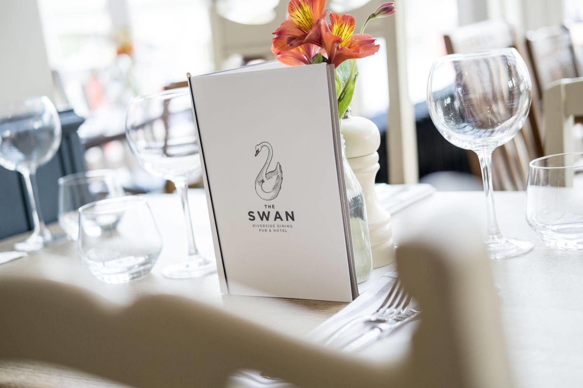 Staines-upon-Thames The Swan Hotel מראה חיצוני תמונה