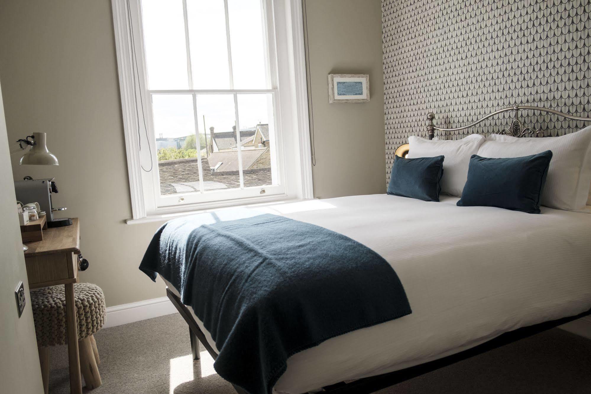 Staines-upon-Thames The Swan Hotel מראה חיצוני תמונה