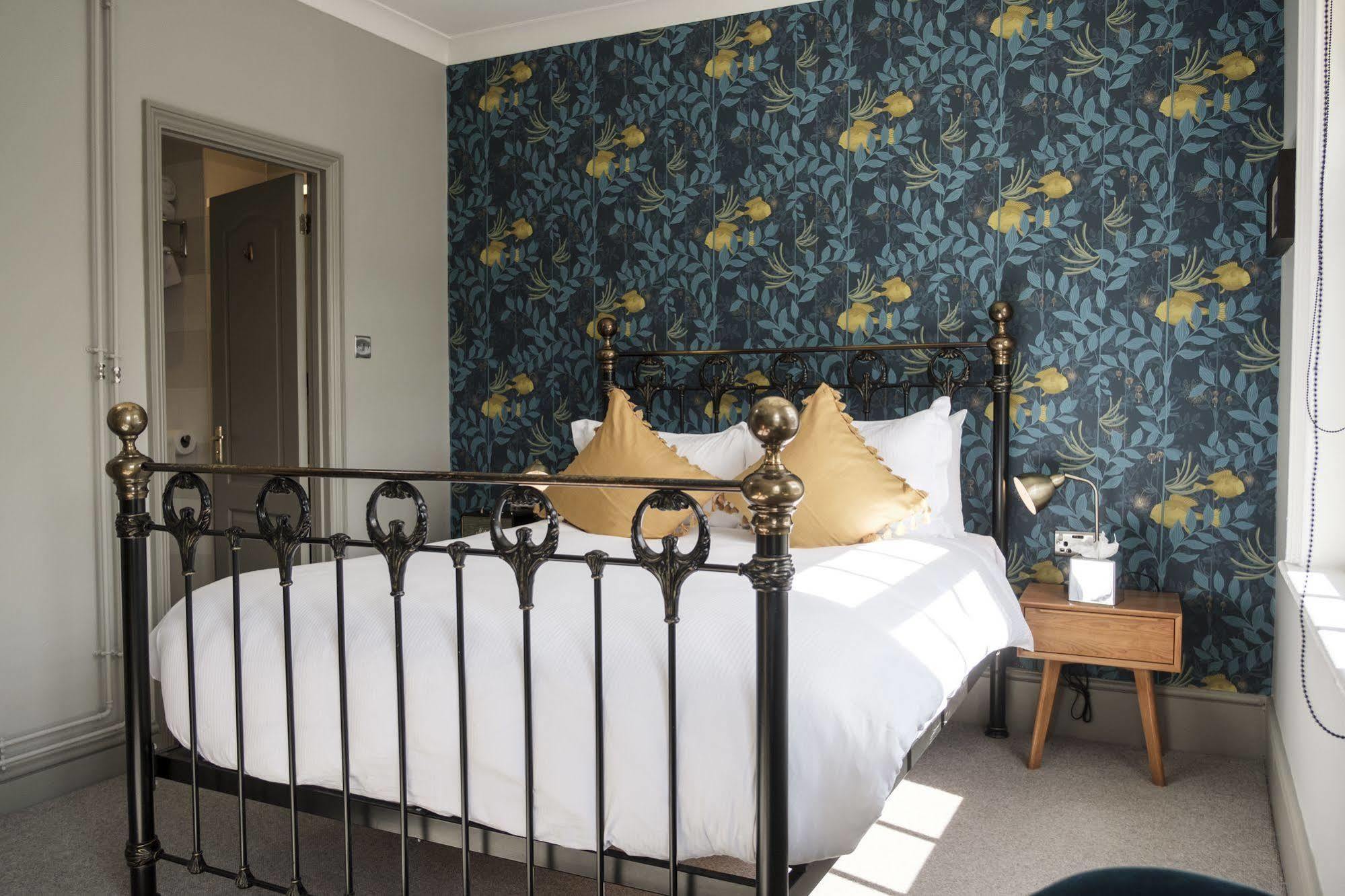 Staines-upon-Thames The Swan Hotel מראה חיצוני תמונה